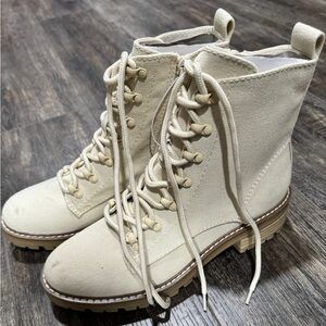 Cream Bombat boots